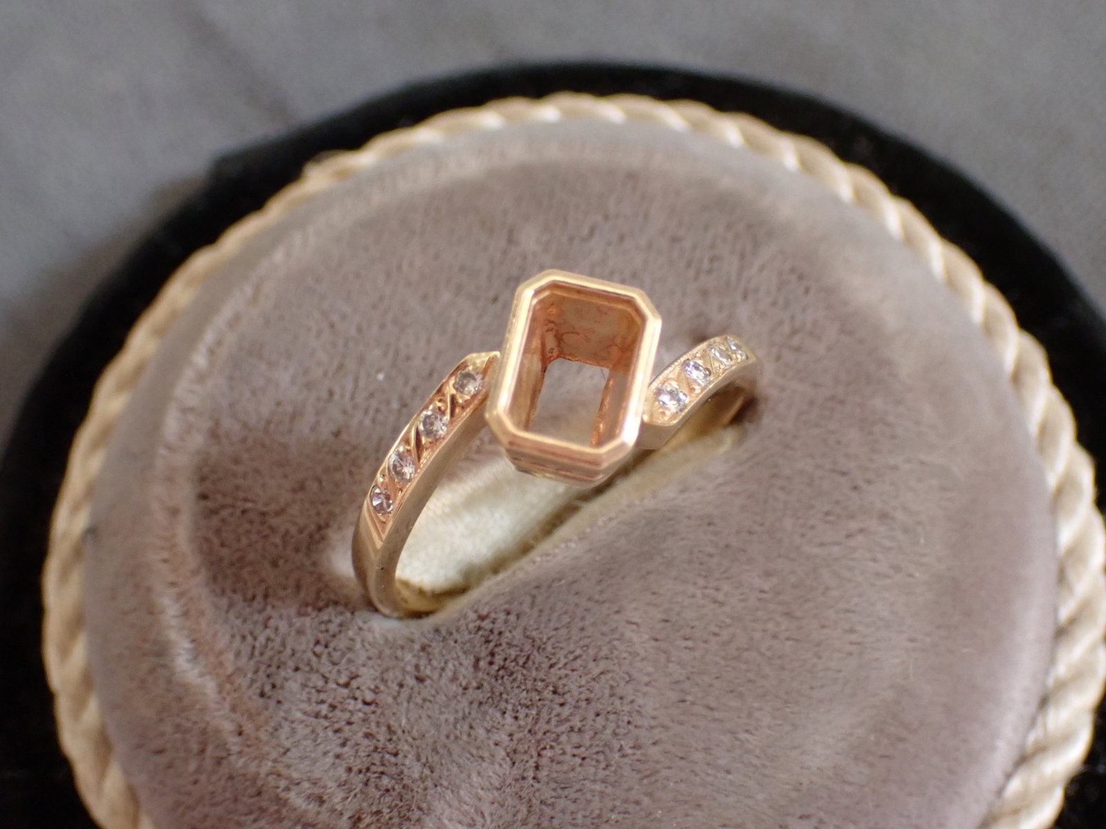 14K and Diamond Ring - No Center Stone: Total Grams 3.9