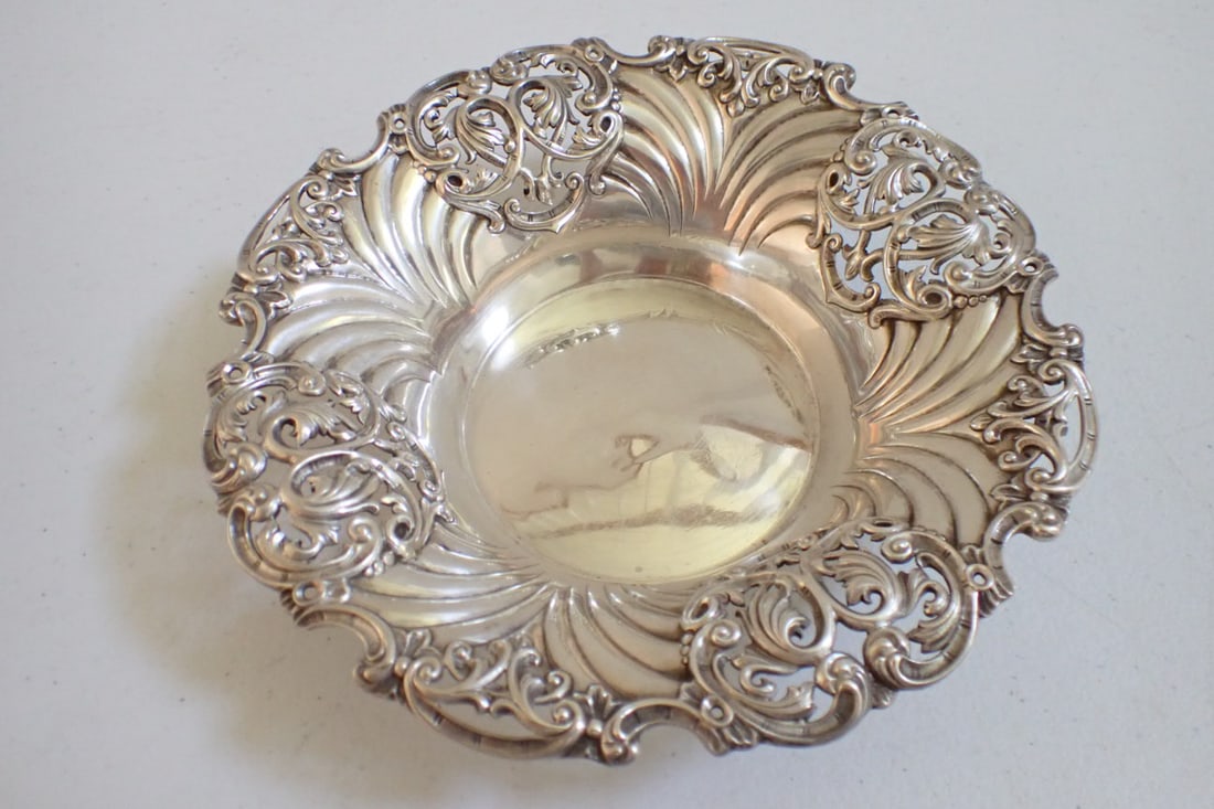 Reticulated Sterling Silver 7" Bowl: Marked on bottom. Sterling 746R. Ornated Reticulated Design. No Monogram. Overall good condition. 4.1 troy ounces
