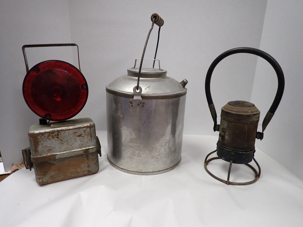 Penn Central Oil Can and Rear Train light and lantern (1 of 4)