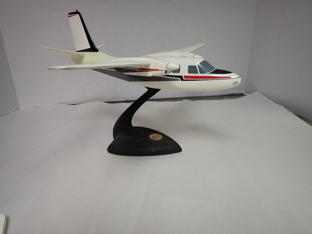 "AERO Commander" Plastic Model on metal stand (1 of 5)