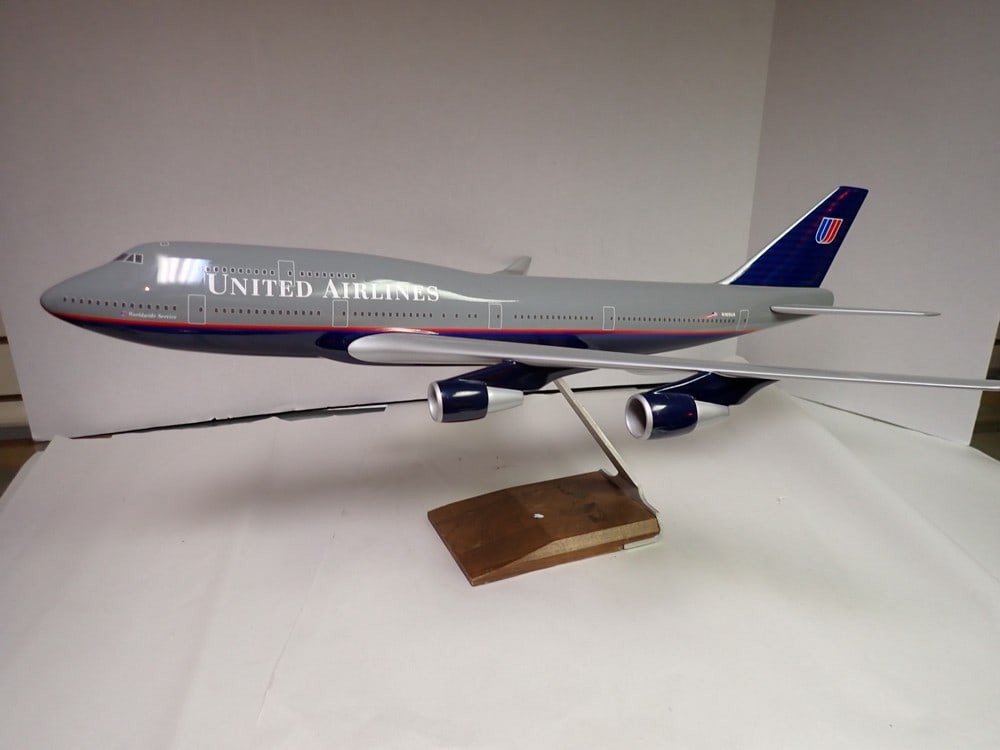 United Airlines Jetliner on Stand (1 of 8)