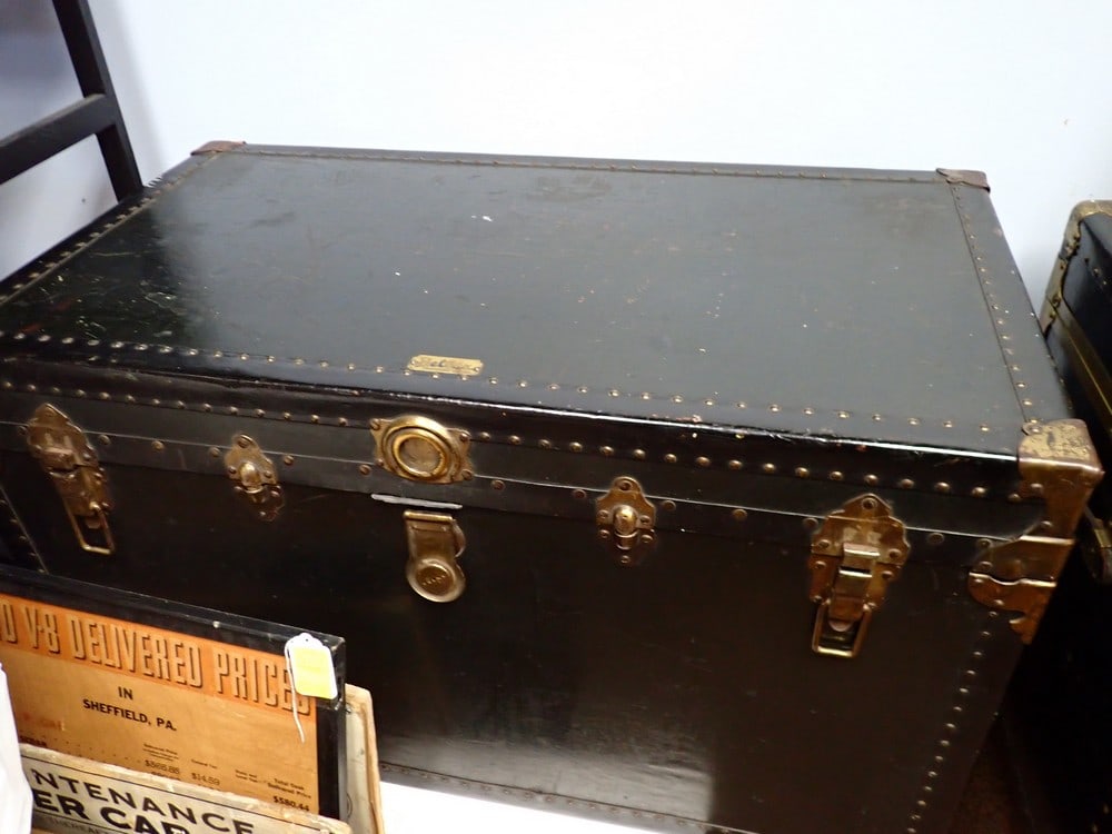 "Belber Traveling Goods" Steamer trunk (1 of 3)