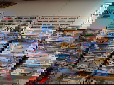 (29) 1:200 Scale Model Airplanes