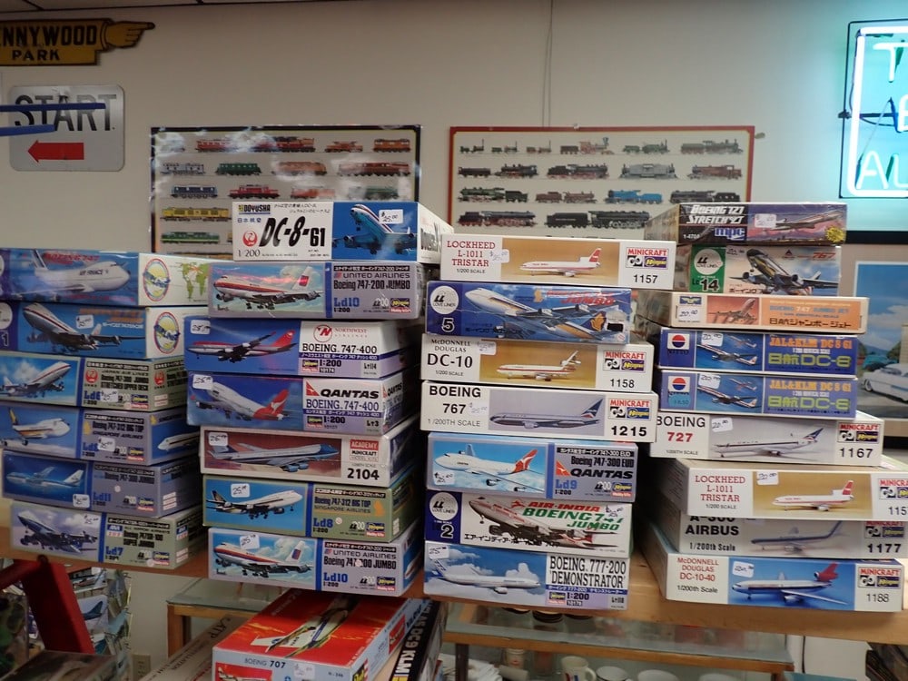 (29) 1:200 Scale Model Airplanes (1 of 10)