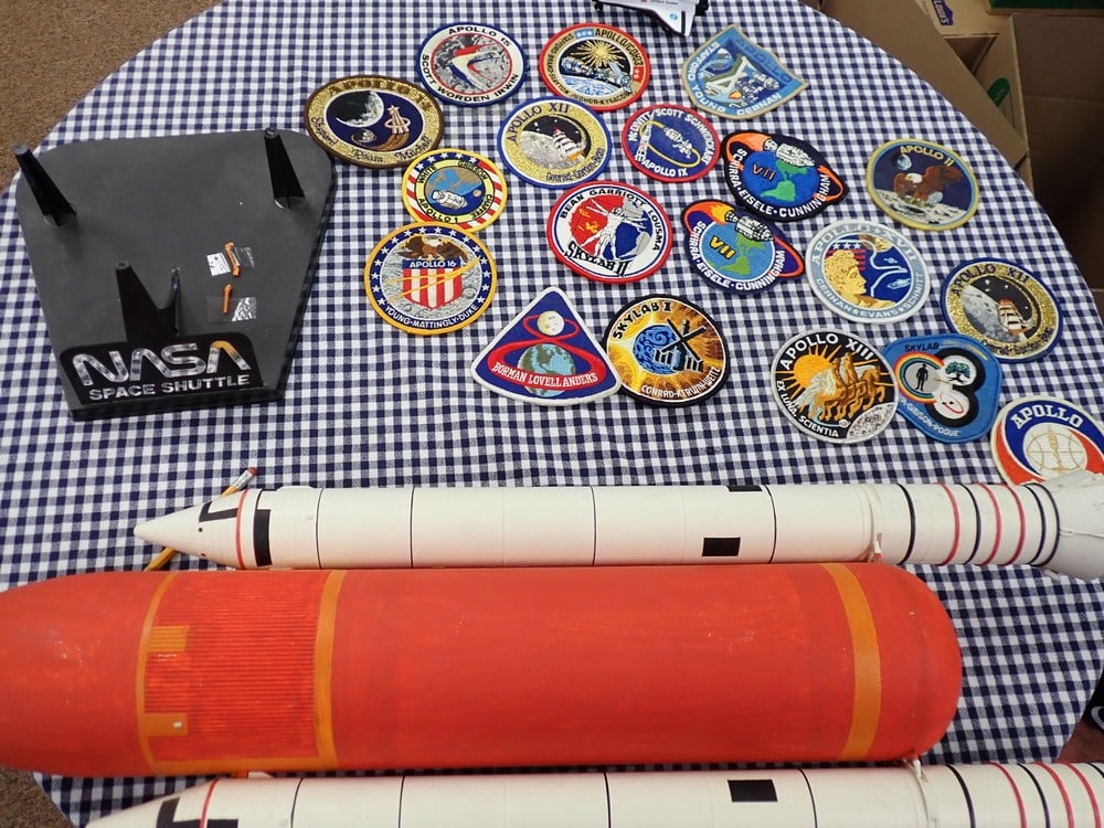 Apollo and Skylab Patches/Space Shuttle Model: Space Shuttle 31" on stand and 19 patches