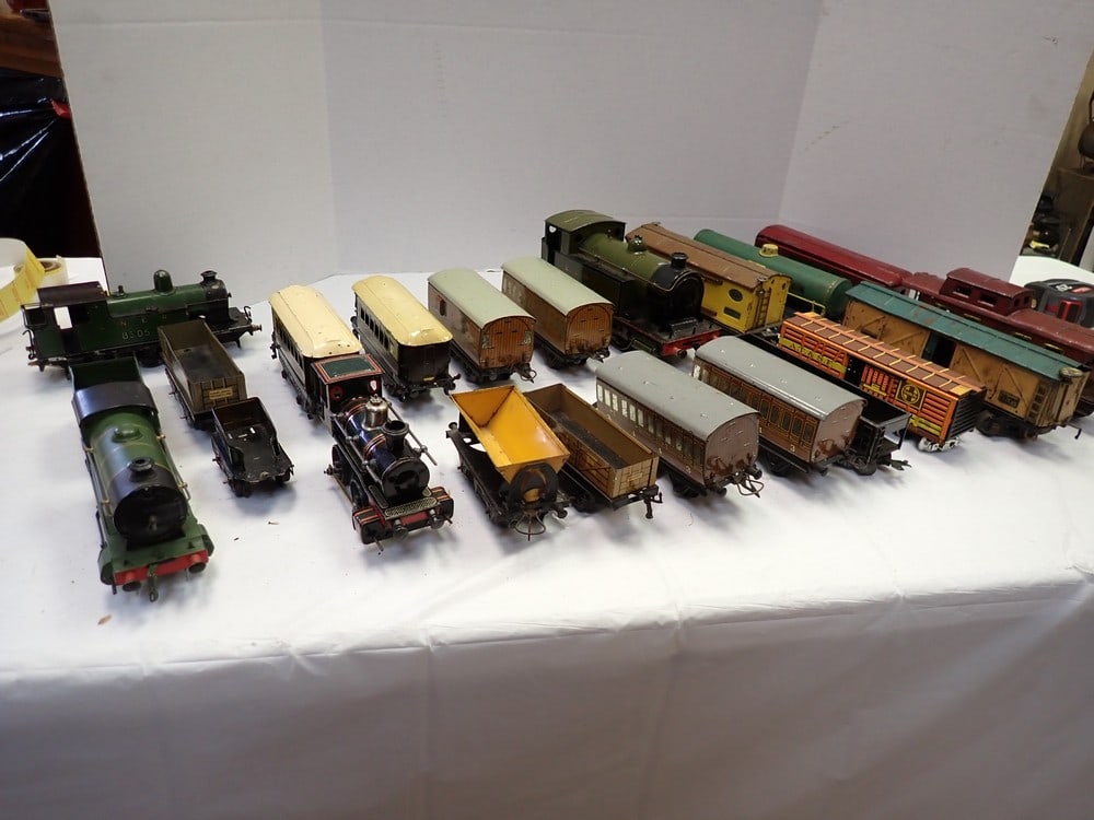 Tin Vintage RR Engines & Cars (1 of 9)