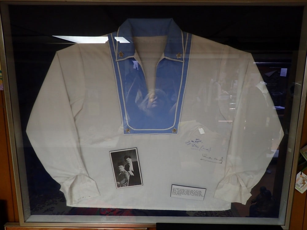 1929 Laurel & Hardy signed shirt from Man O War (1 of 7)