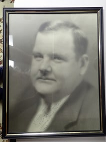 1933 Large signed Oliver Hardy photograph