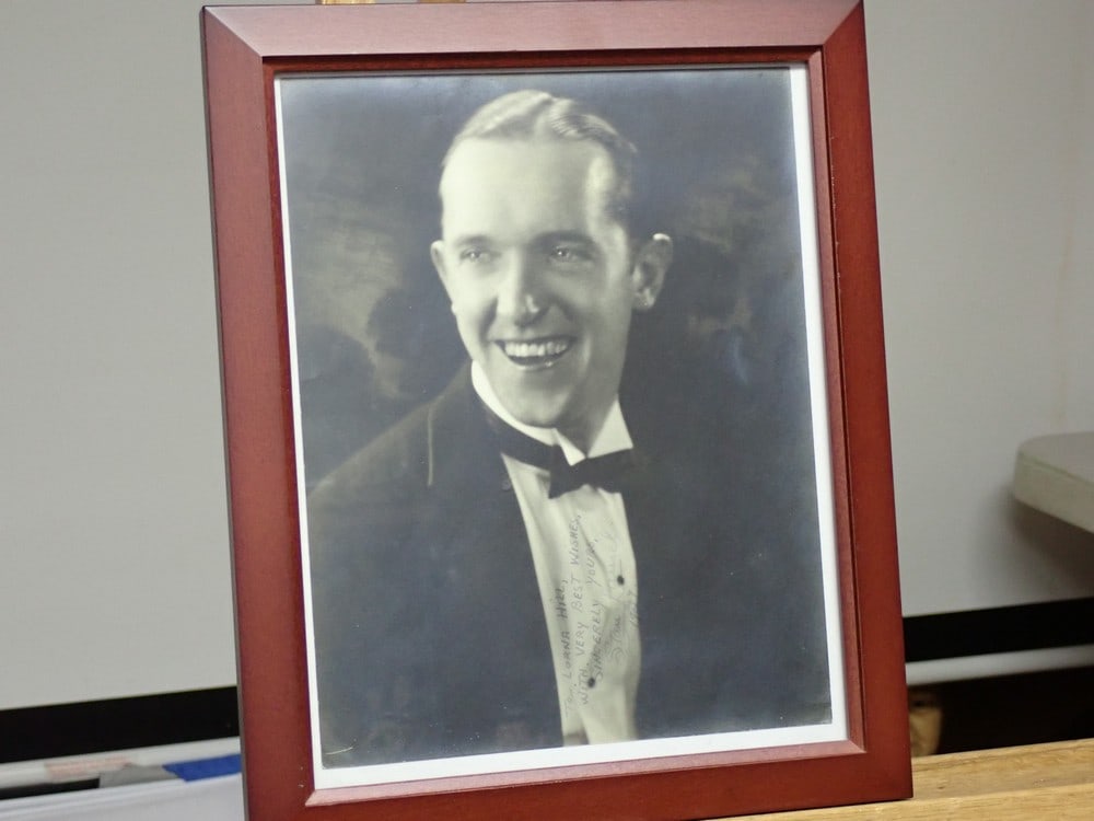 1927 Stan Laurel signed photo -Stan with Suit & Bow Tie (1 of 3)