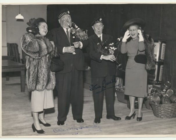 1947 Signed Laurel & Hardy With Wives Wire Photo with COA (1 of 6)