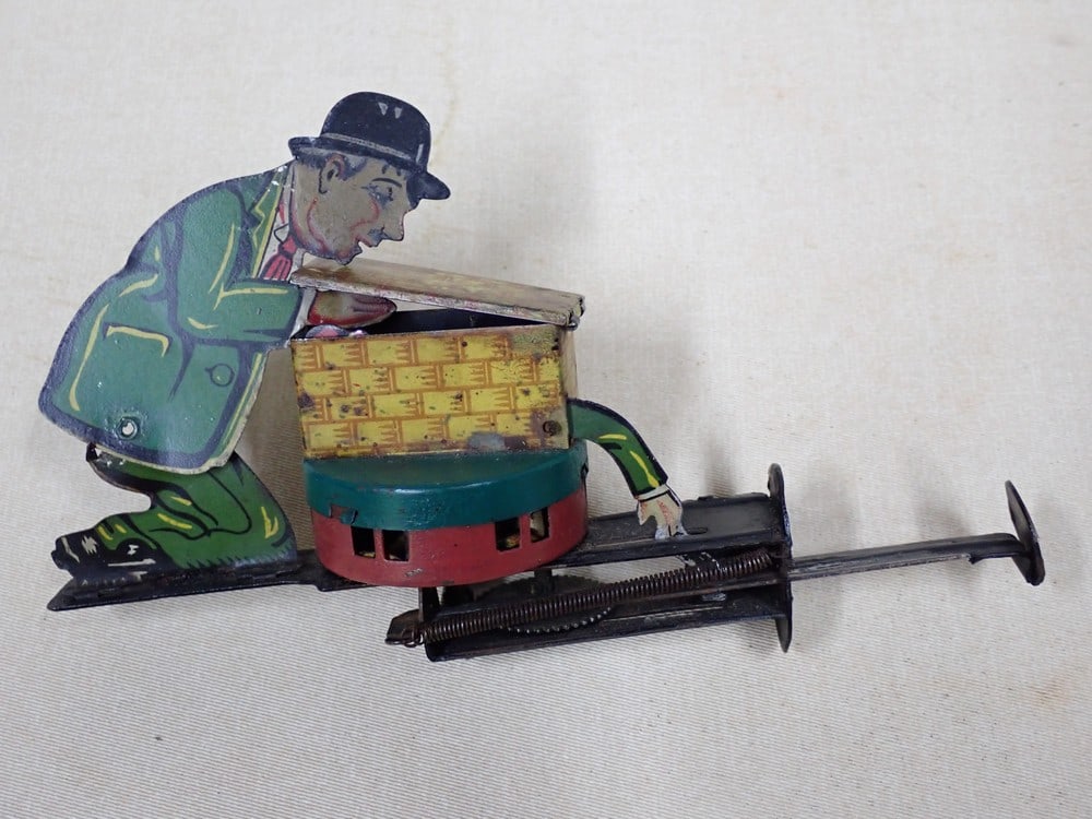 Laurel and Hardy Tin Litho Sparkler Toy (1 of 8)