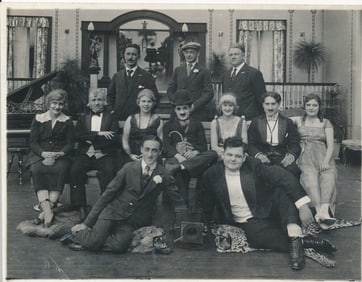 1917 King Bee "The Hero" Cast Photo with Oliver (Babe)