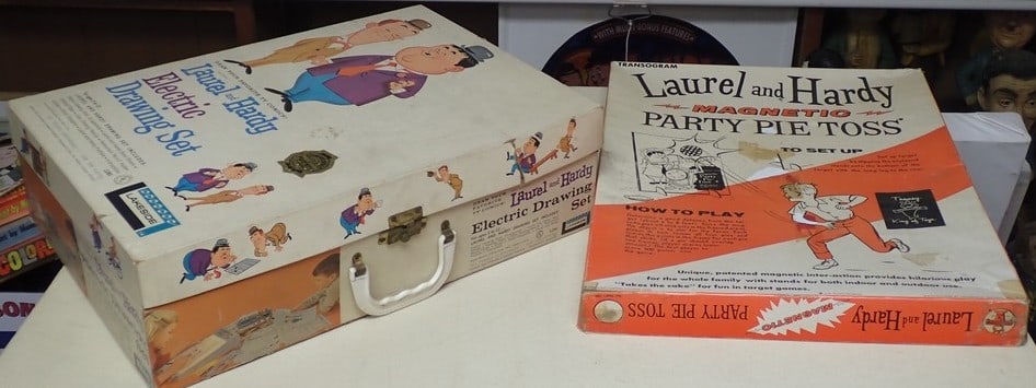 Vintage Laurel & Hardy Electric Drawing & Pie Toss Set (1 of 16)