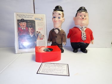 Singing Laurel and Hardy with Records Green and Red