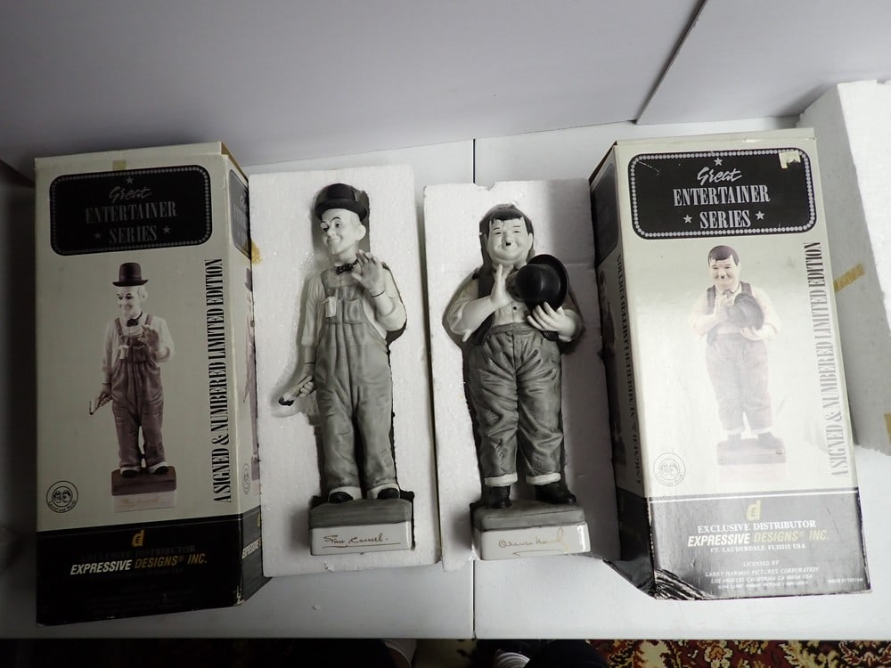 Laurel and Hardy Expressive Designs in Boxes: Great Entertainment Series Figures Oliver Hardy 13 1/2". Base is 4" x 3". Numbered 3438/7500 in Box with Original Packing. Box has light wear with some corner creasing. Laurel is 15". Base is 4" x 3".