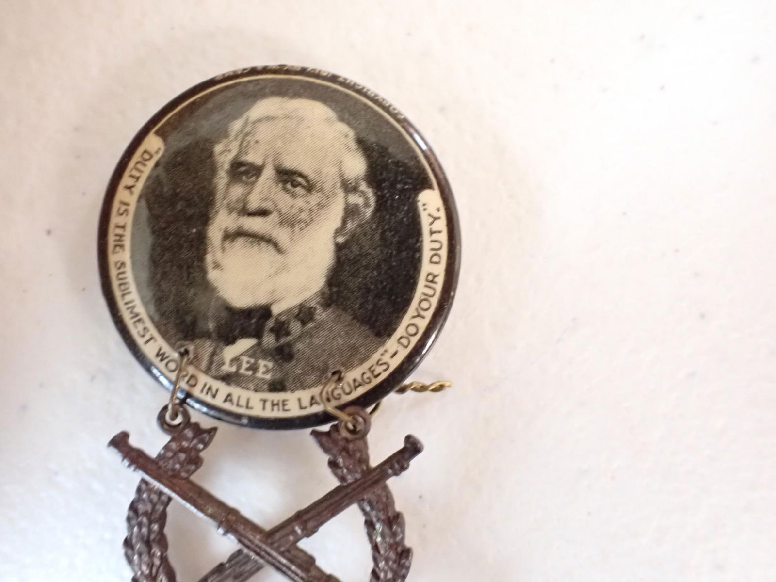 Robert E. Lee Pinback with Infantry Rifles - 3