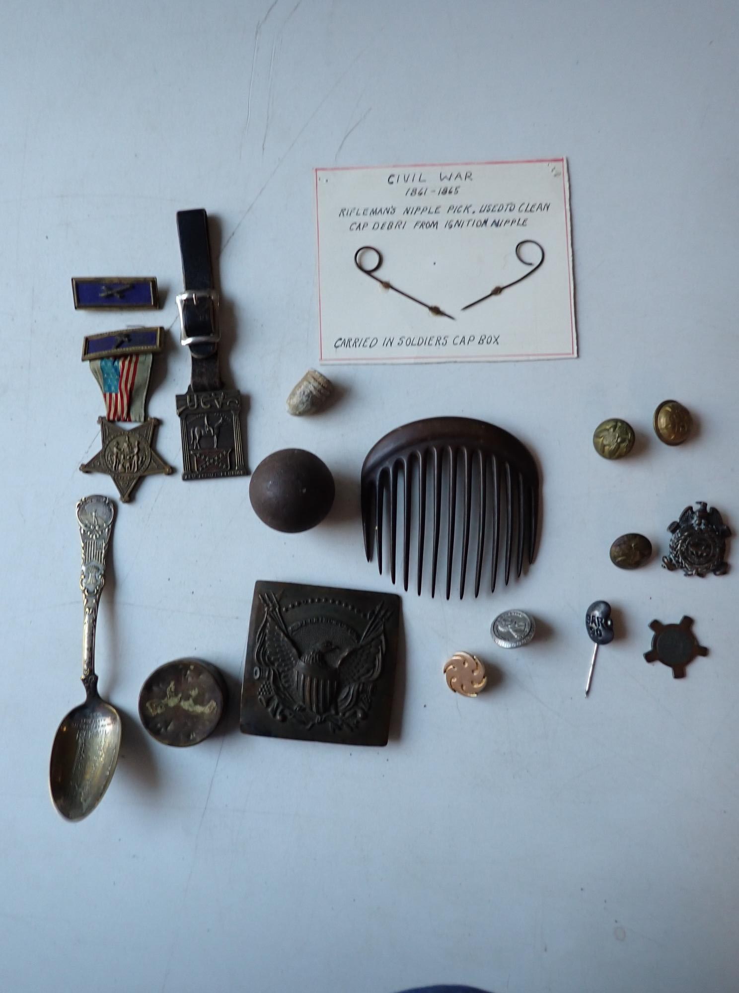 Civil War and post war buckle, buttons, etc.: GAR and other souvenirs.