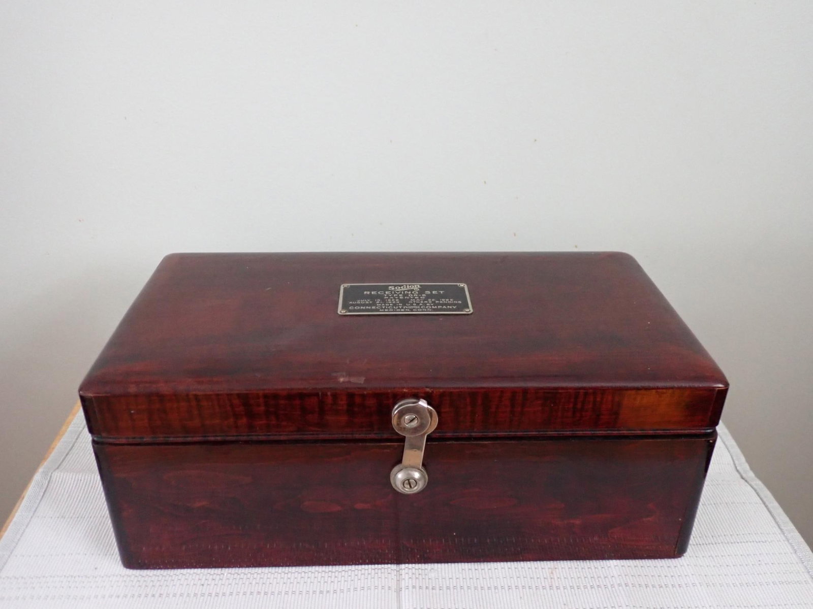 Connecticut Radio Sodion Receiver with Amplifier: Connecticut Telephone and Electric Company Type DR-6 with 2 audio amplifier units in wooden case with Bulletin A-101. Case has a few light scratches. Untested