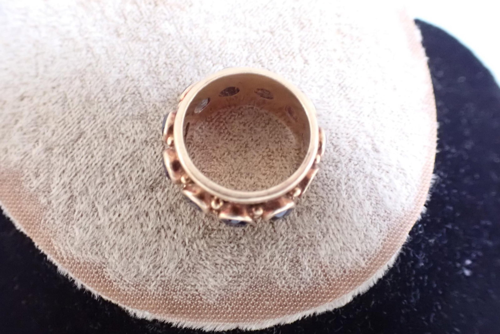 14K IL Ring with Sapphires - 7
