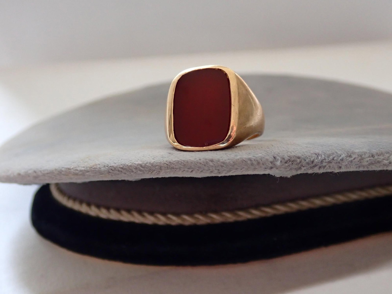 10K Gold Ring with Carnelian Stone: 10.6 Grams - Size 10 1/4