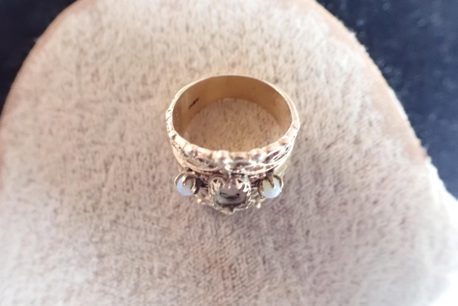 14K Yellow Mounting with Natural Opals: 10.1 Grams - Missing Center Stone