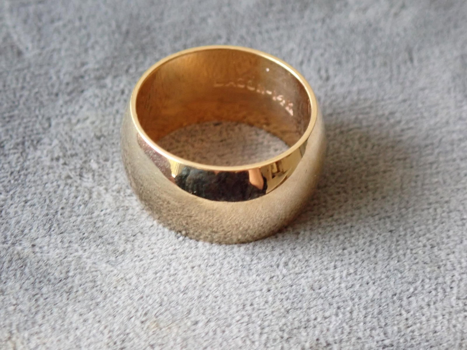 14K Gold Dason Band: 8.7 Grams - Size 5". Appr. 3/8" wide
