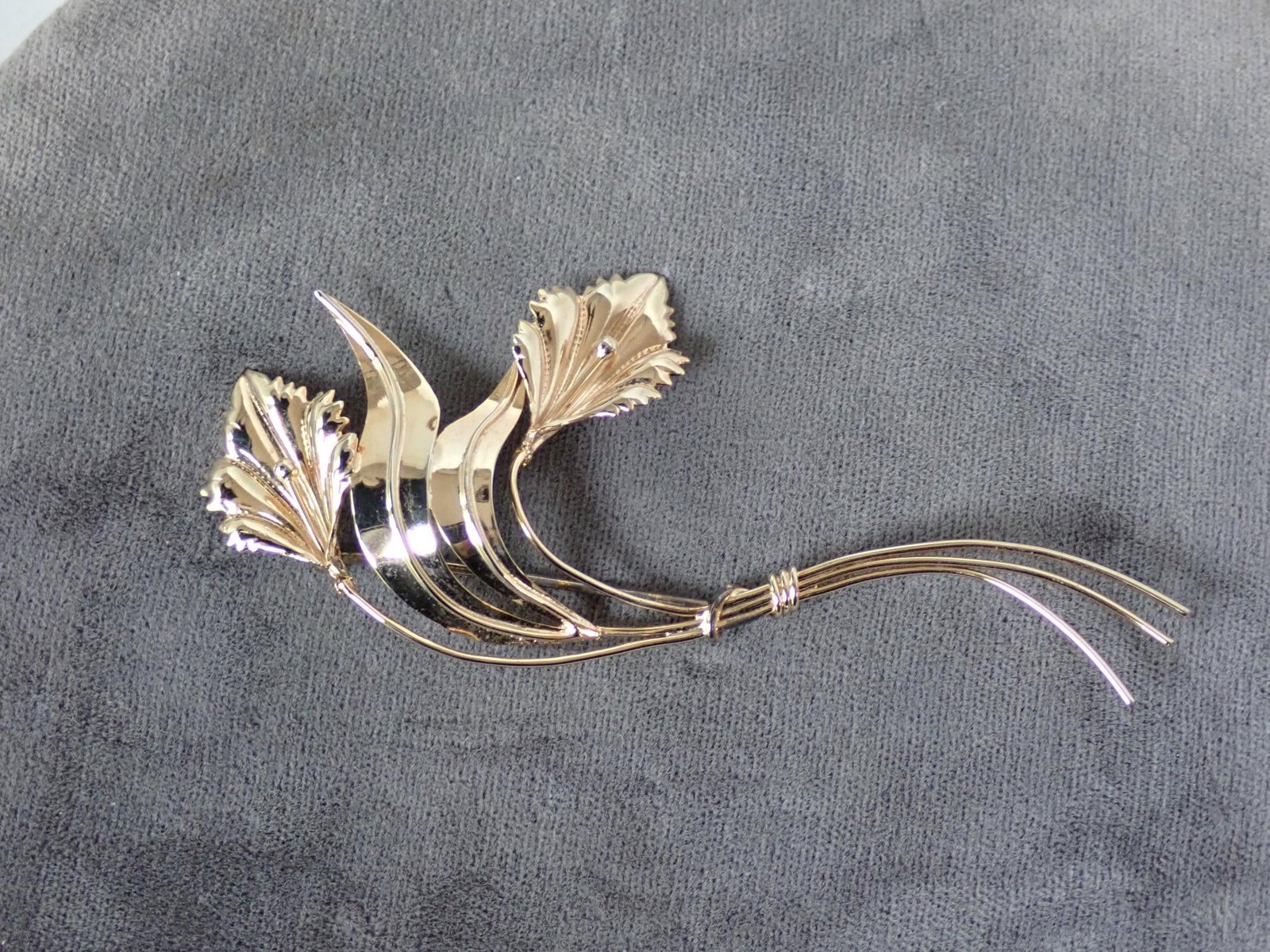 10K Flower Pin: 7.0 grams