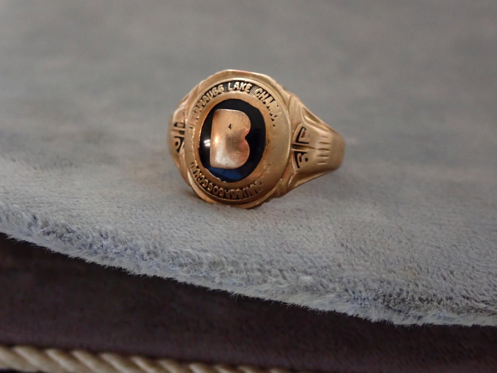 Balfour 10K Ring with Onyx Stone.: Size 10 - 6.7 grams