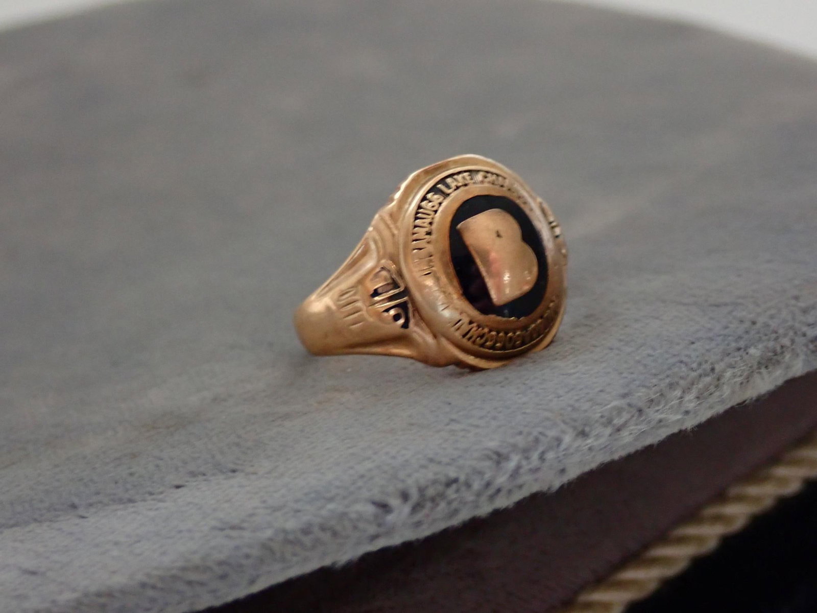 Balfour 10K Ring with Onyx Stone. - 2