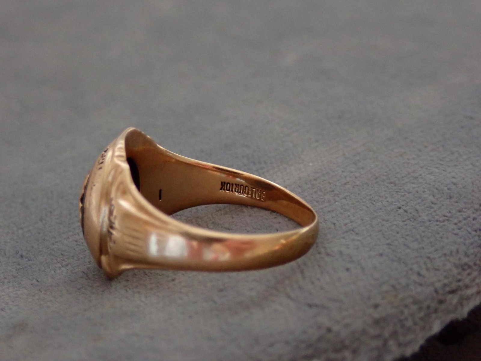 Balfour 10K Ring with Onyx Stone. - 4