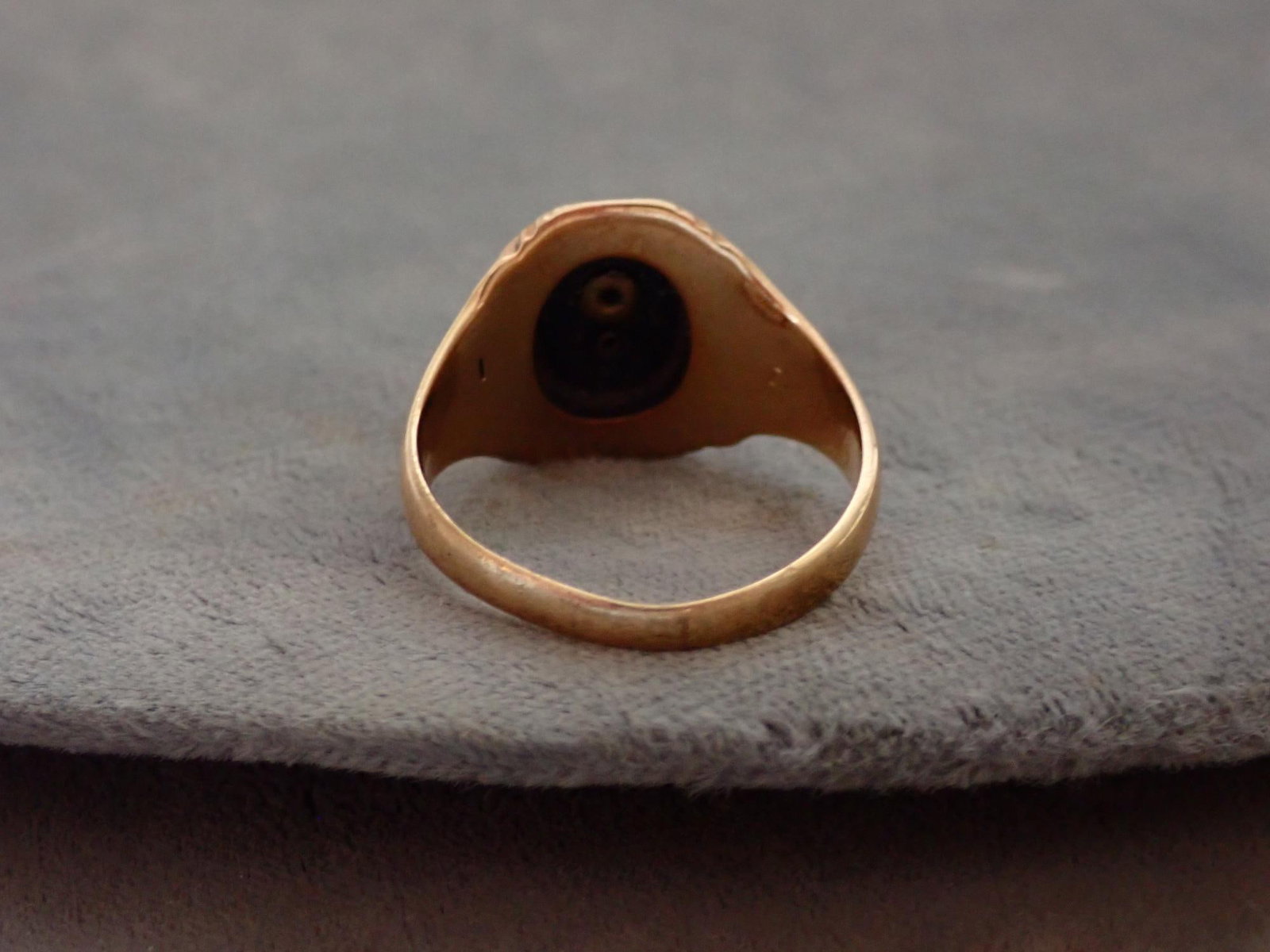 Balfour 10K Ring with Onyx Stone. - 6