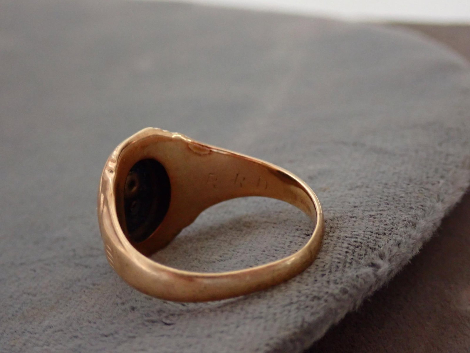 Balfour 10K Ring with Onyx Stone. - 7