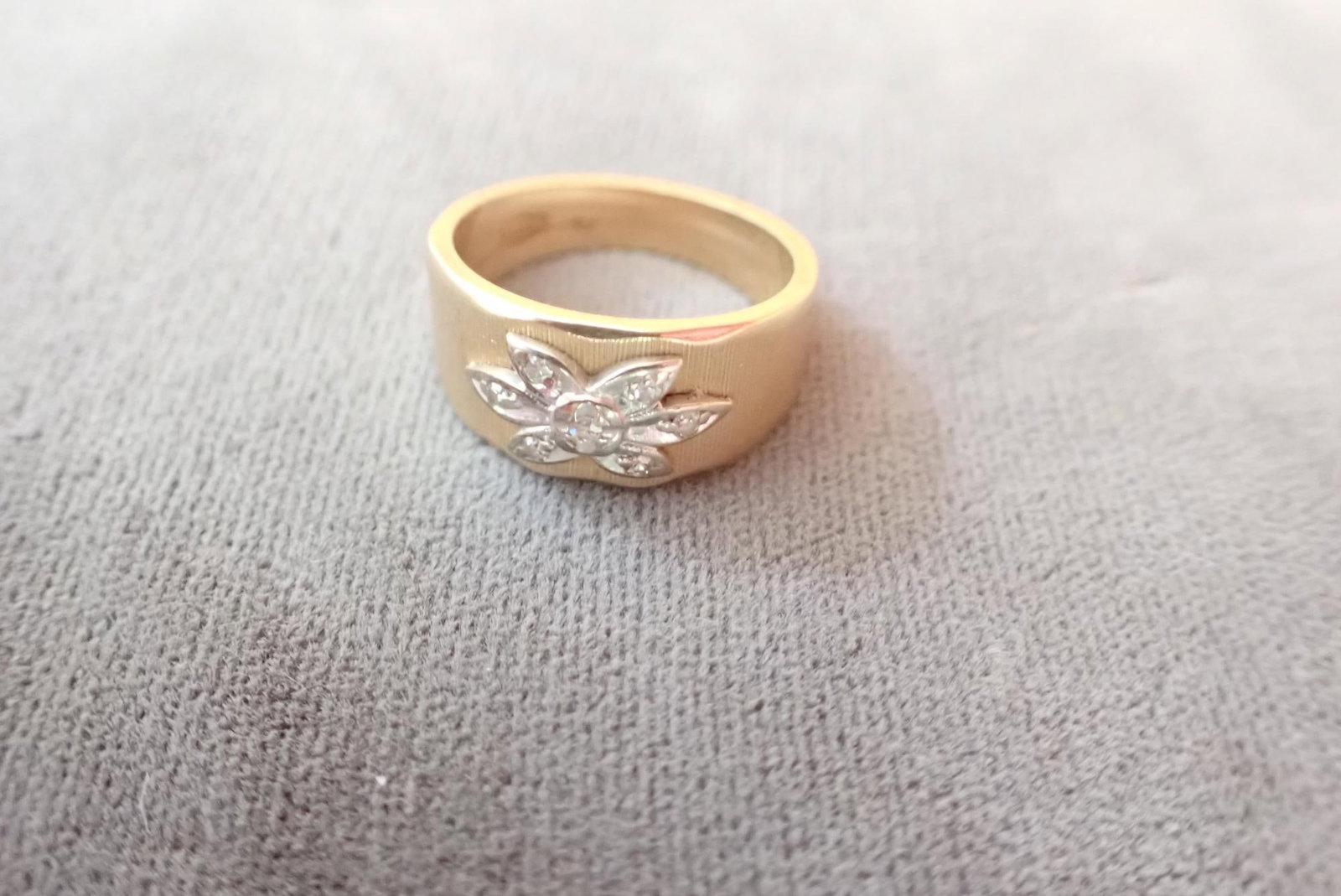 14K & Diamond Ring - 4