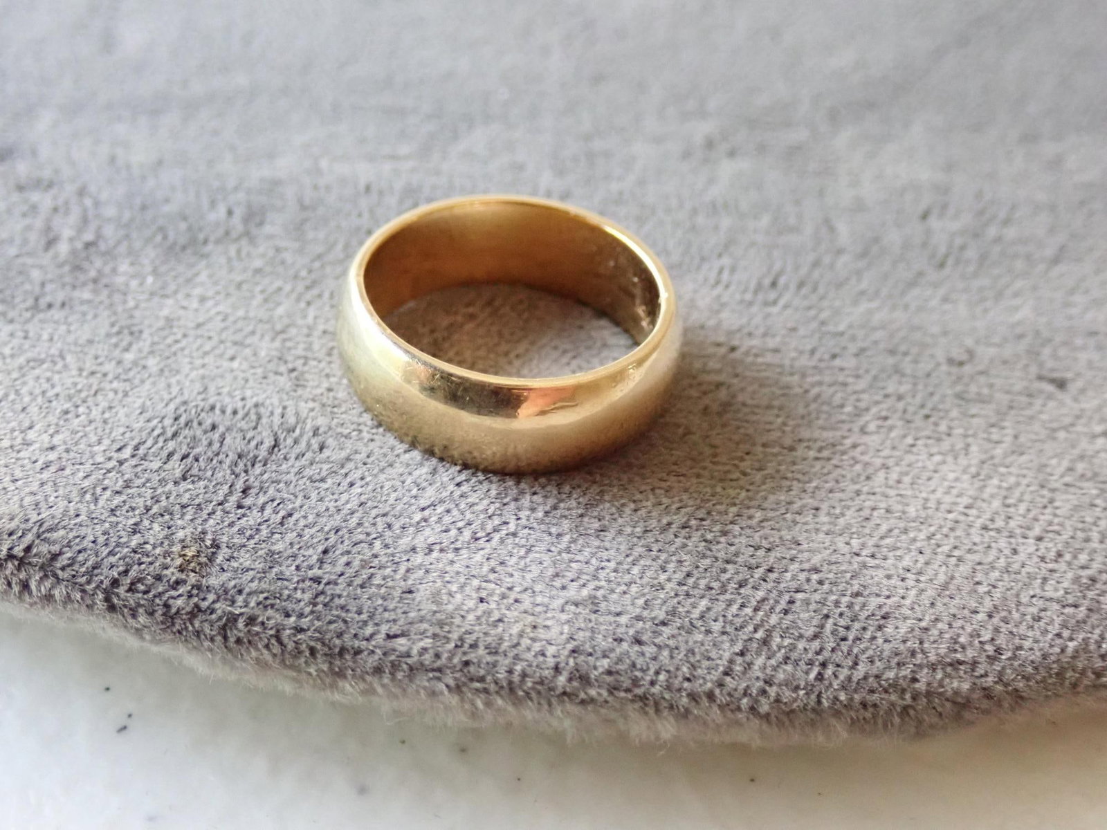 14K Gold Band: Size 4 3/4 - 5.2