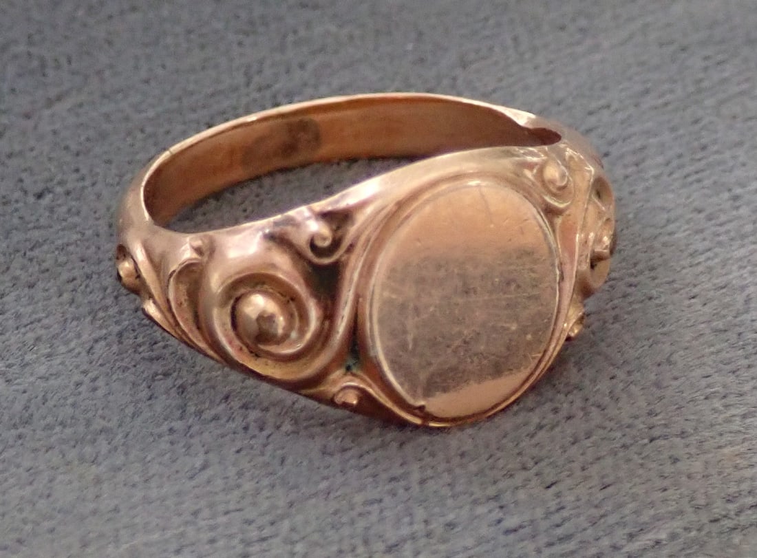 Gold Signet Ring: Size 8 - 5.2