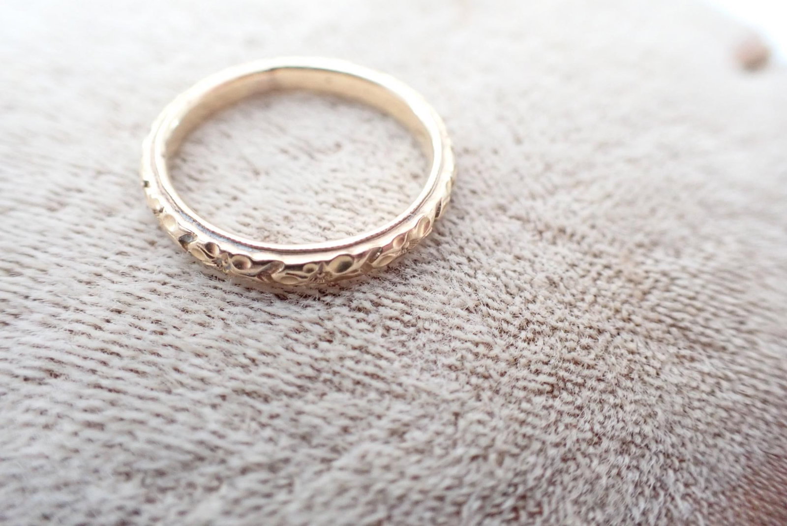 18K Ring Ornate Design: 3.2 Grams
