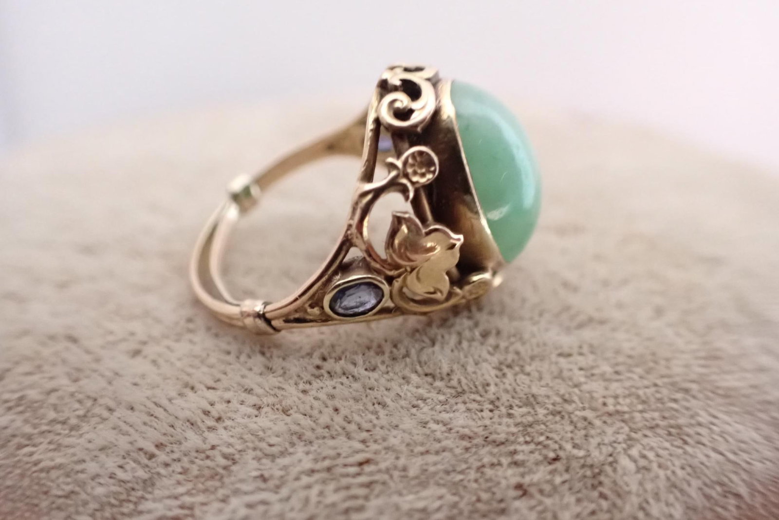 14K Oval Jadeite with 2 Oval Sapphires Ring: 4.7 Grams