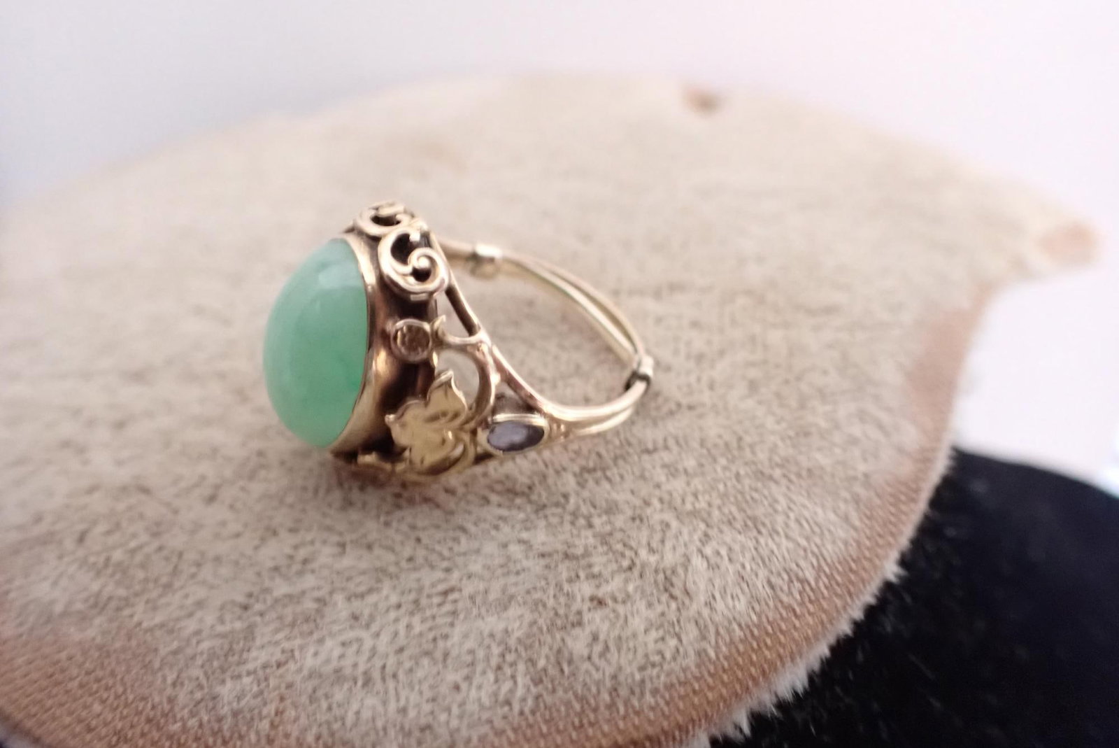 14K Oval Jadeite with 2 Oval Sapphires Ring - 3