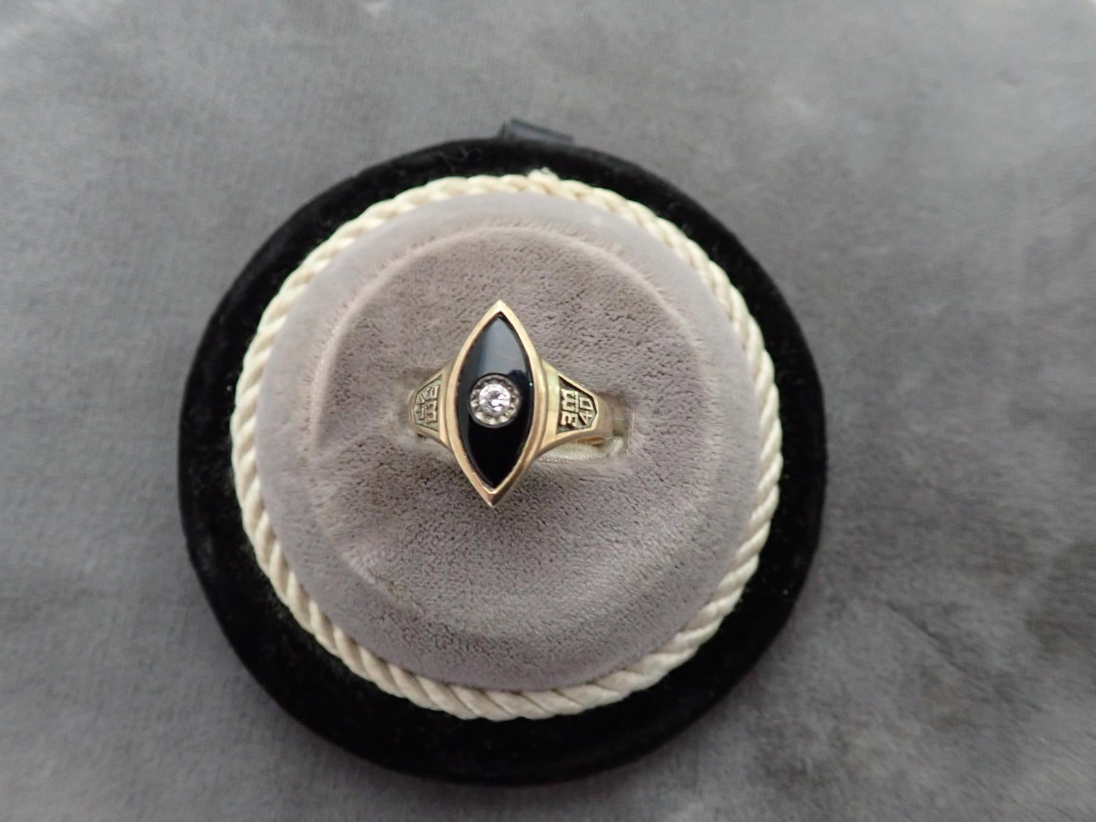10K & Onyx Ring - 3M 4D on sides: 4.3 Grams