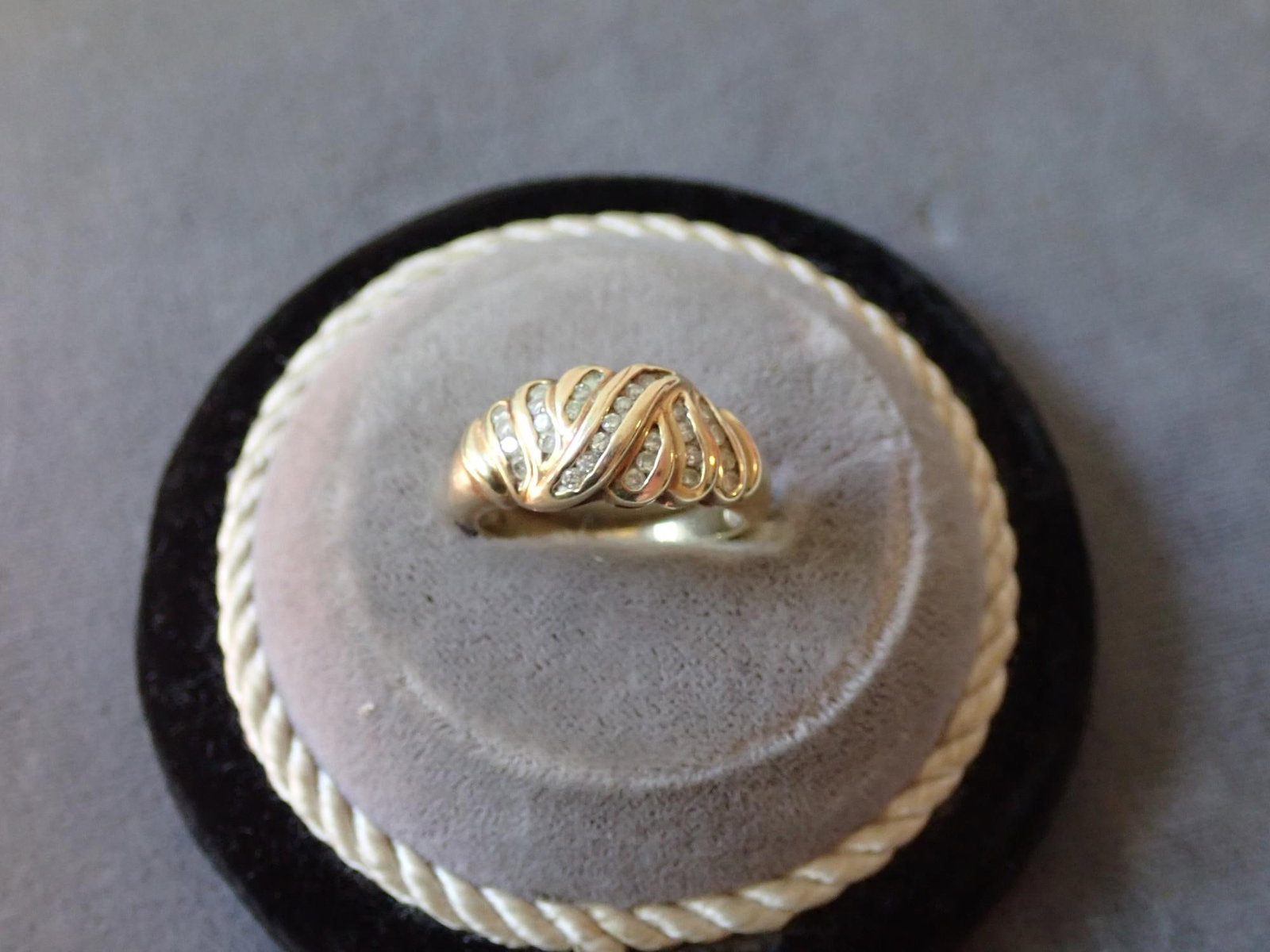 10K Gold and Diamond Ring: 4.3 Grams