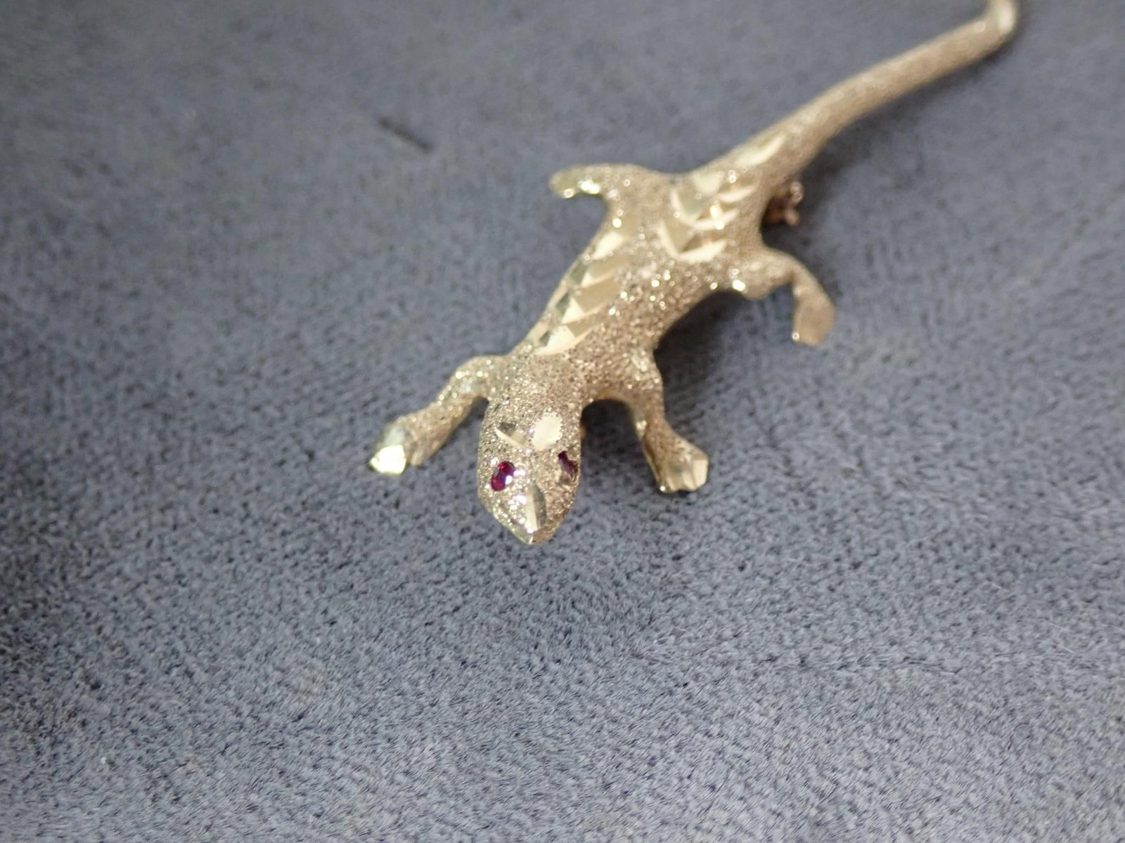 14K Gold and Ruby Eyes Lizard Pin: 3.4 Grams