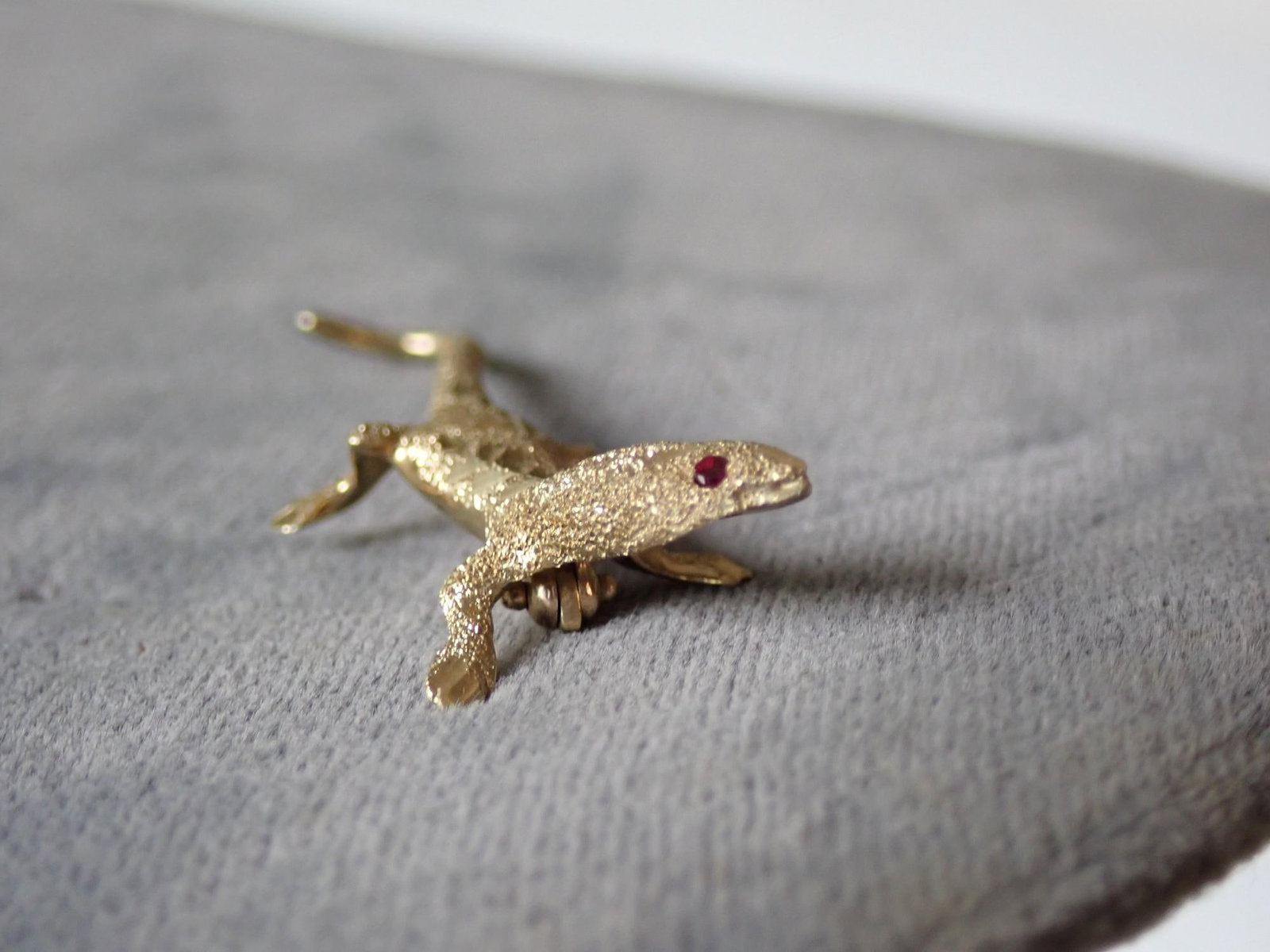 14K Gold and Ruby Eyes Lizard Pin - 3