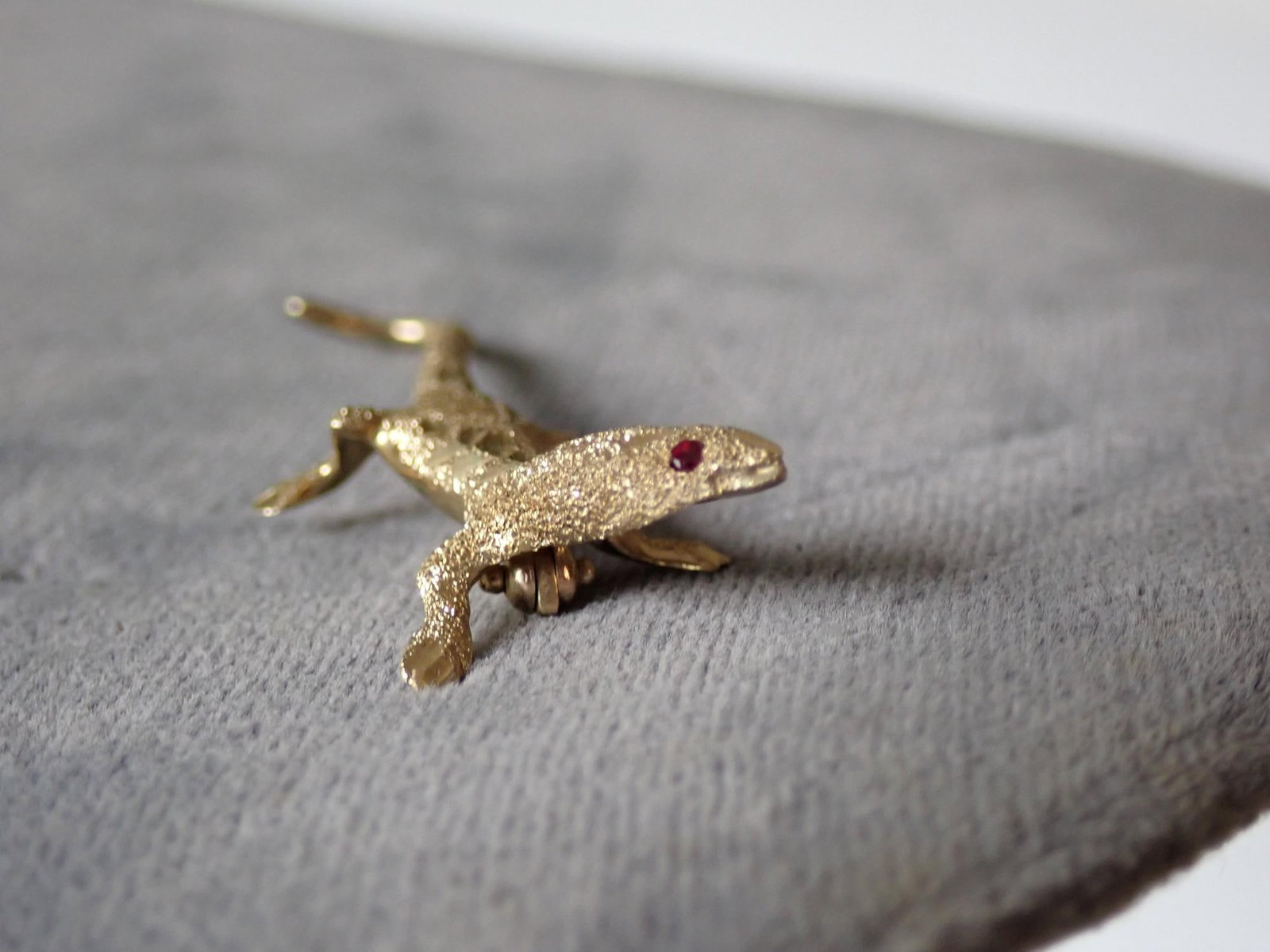 14K Gold and Ruby Eyes Lizard Pin - 4