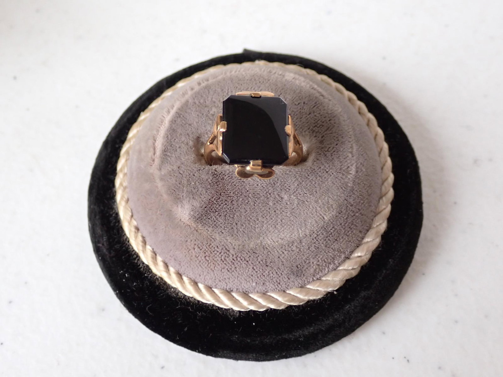 10K and Onyx Ring: 3.4 Grams - size will be added
