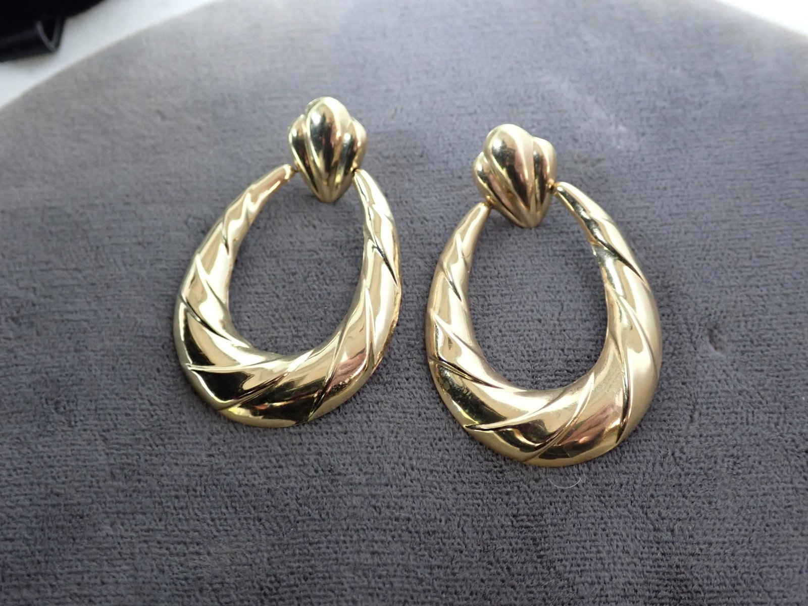14K Gold Earrings: 2.7 Grams