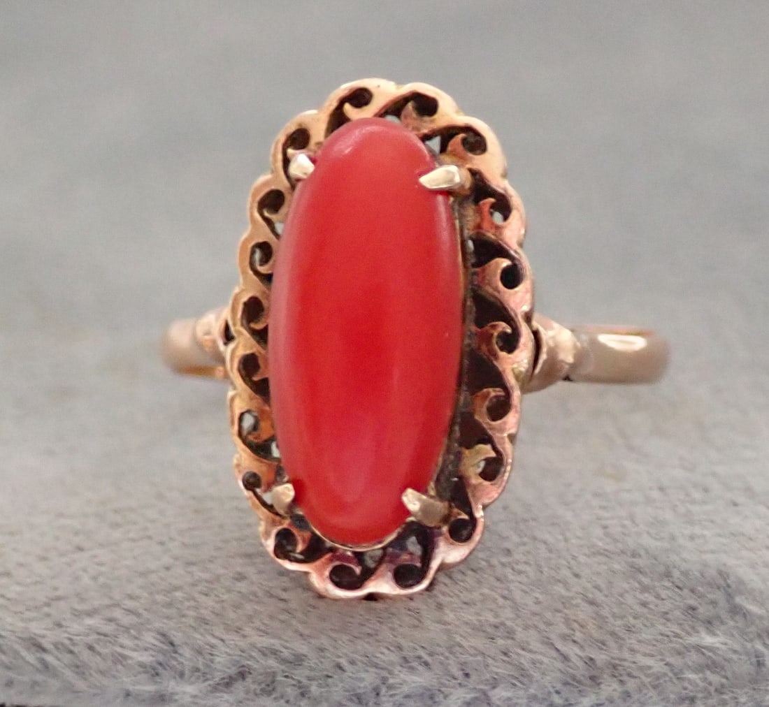 18K Gold and Coral Rin: Size 6 3/4 - 2.4 Grams