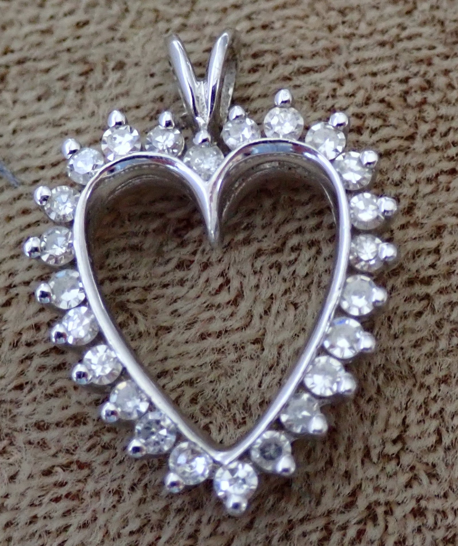 10K White Gold & Diamond Heart Pendant: 2.2 Grams