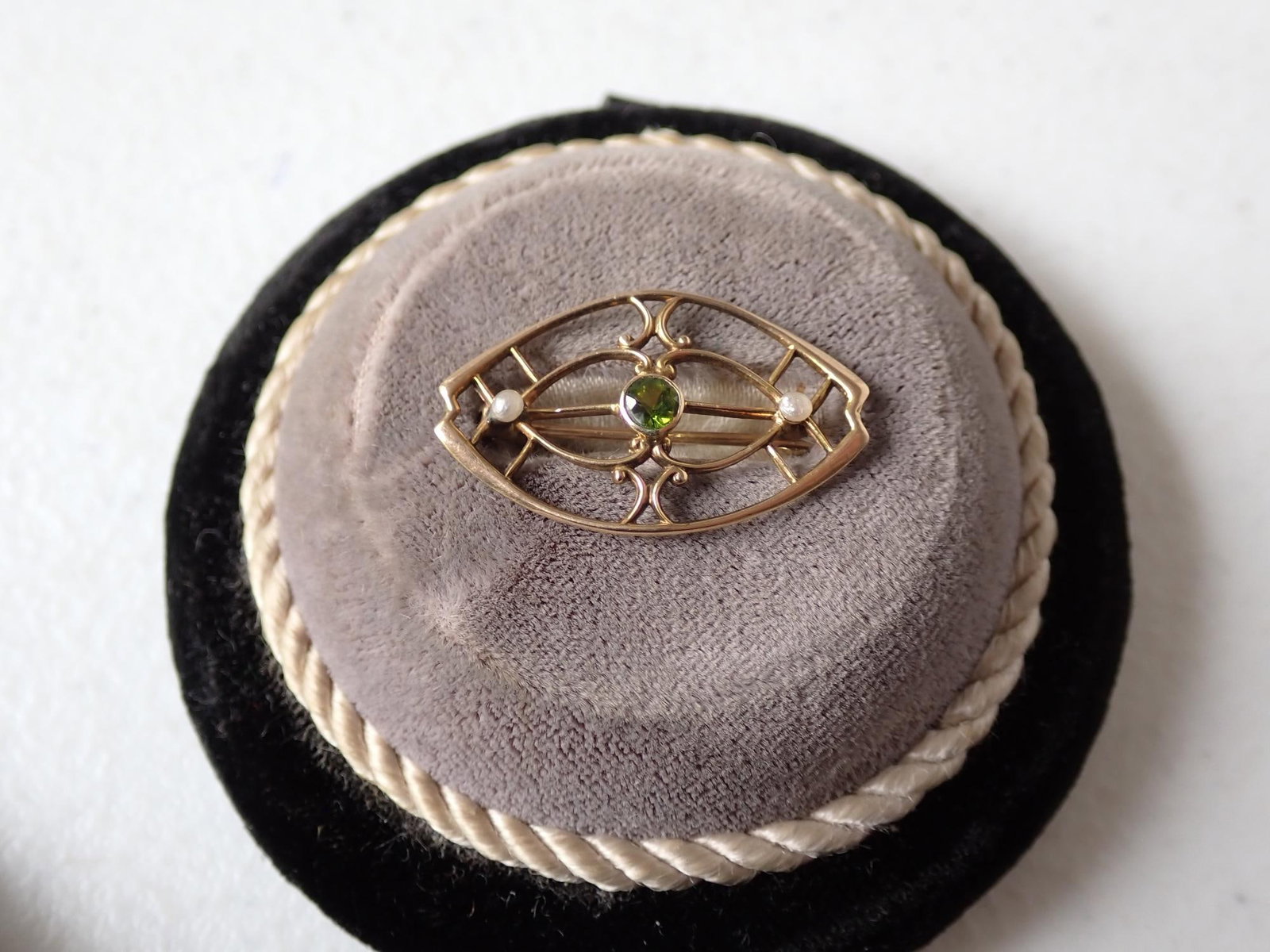 10K Gold with Peridot and Seed Pearl Pin: 1.5 Grams