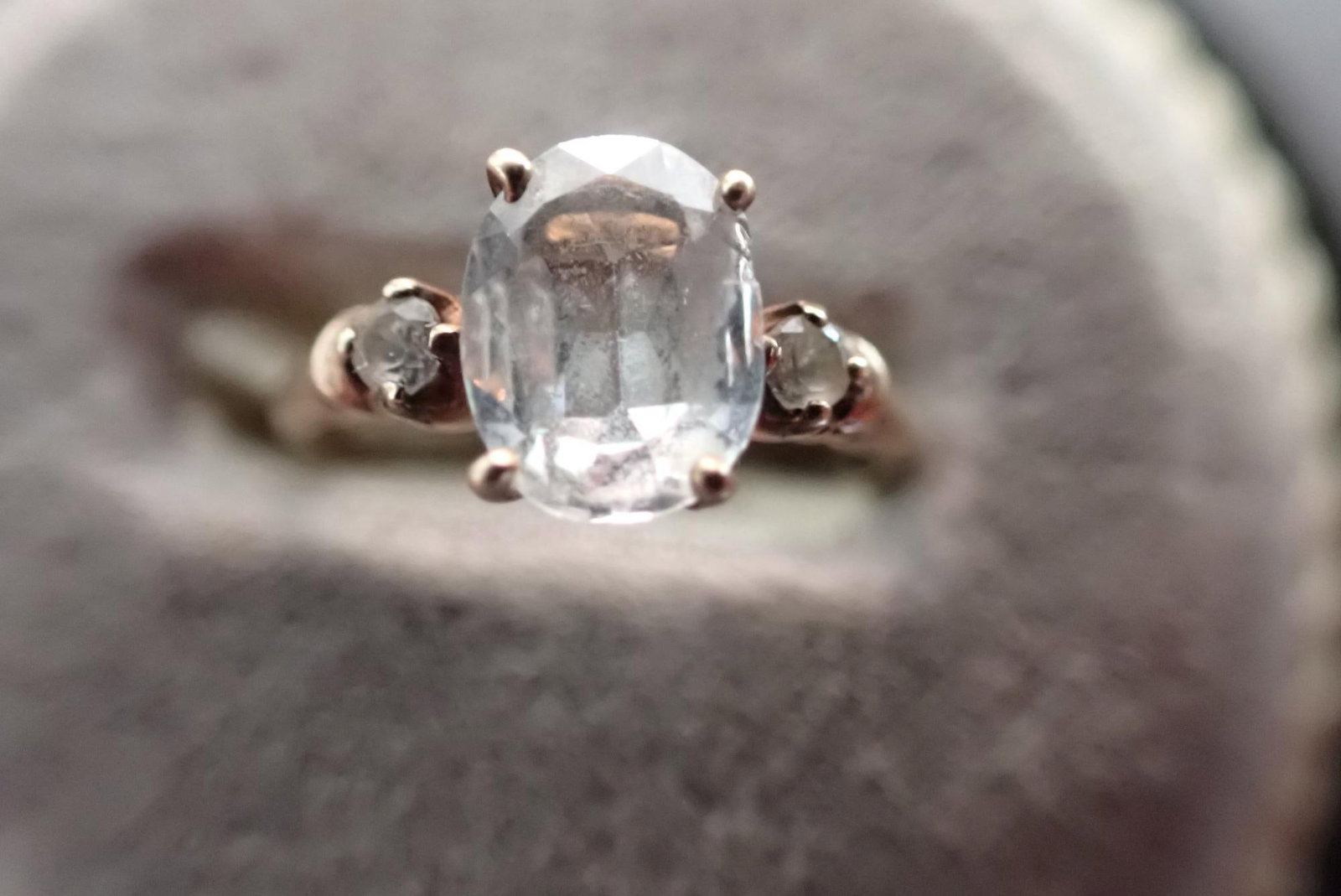10K Gold Ring with Glass Synthetic Stone: 1.5 Gram