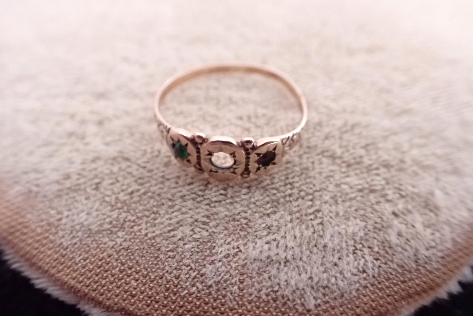 10K Cabochon Synthetic Emerald Ring: 1.0 Gram